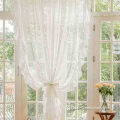 Sala de estar de bordado de renda branca cortina pura